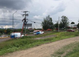 Empleado de telefonía muere electrocutado arriba de un poste