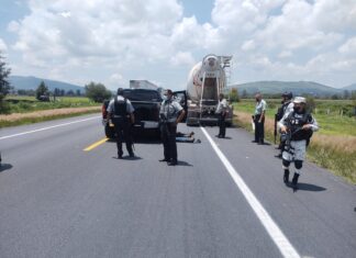 Elementos de la Dirección de Seguridad pública municipal detuvieron a dos sujetos armados, abordo de una camioneta con al parecer robada.