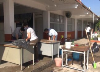 Maestros y padres de familia realizan limpieza en escuelas para el retorno a clases en Guanajuato