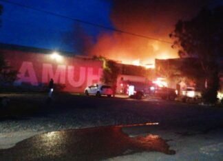 Protección Civil controlo un incendio en una bodega de muebles en San Miguel de Allende