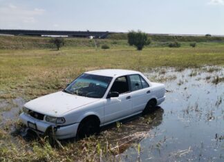 Hieren a un hombre al interior de un vehículo en la carretera Salamanca-Celaya