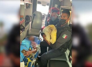 Policías ayudan a mujer embarazada a dar a luz en su casa