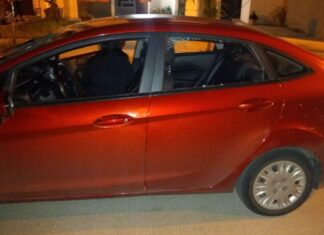 Mujer es detenida por daños y presunto robo a interior de vehículo