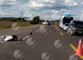 Choque entre un auto y una motocicleta en la carretera Valle de Santiago- Salamanca, dejo un saldo de una persona fallecida.