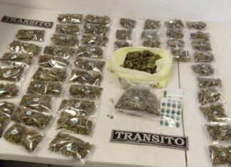 Detienen agentes de Tránsito a dos hombres por la posesión de presunta droga