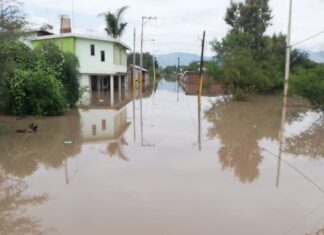 CONAGUA traslada equipo de bombeo a las comunidades inundadas en Abasolo y Pénjamo.