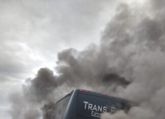 Autoridades municipales atendieron un incendio de un camión de turismo en la carretera Irapuato-Salamanca