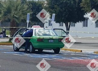 Un hombre murió al interior de un taxi, cuando era trasladado para su atención médica en Moroleon.
