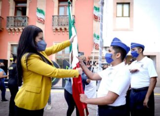 Se llevó acabo la ceremonia de Honores a la Bandera en el 200 aniversario de la Independencia de México