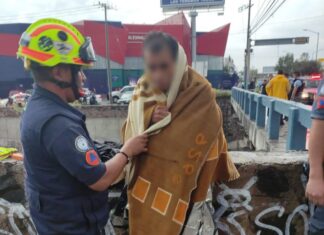 Rescatan agentes de Tránsito a hombre arrastrado por la corriente del Malecón del Río