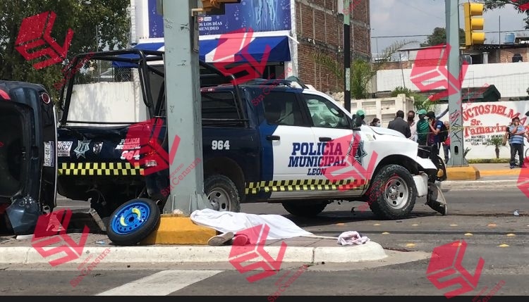 Accidente vehicular entre una patrulla de la SSP y una camioneta ...