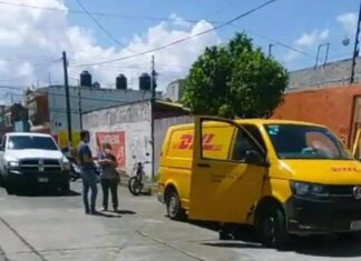 Vecinos frustran robo a camioneta de paquetería