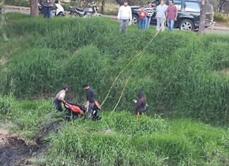 Mujer cayó al arroyo en el municipio de Uriangato, por ir utilizando su teléfono celular mientras conducía su motocicleta.