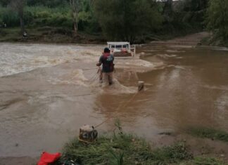 RESCATAN CUERPOS DE EMERGENCIA VEHÍCULO ARRASTRADO POR CORRIENTE DE AGUA