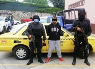 Detienen las FSPE en Coroneo a un hombre por presuntamente intentar robar a un conductor de taxi