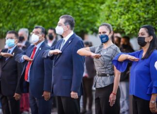 Encabeza Ale Gutiérrez primeros honores a la bandera como Presidenta Municipal