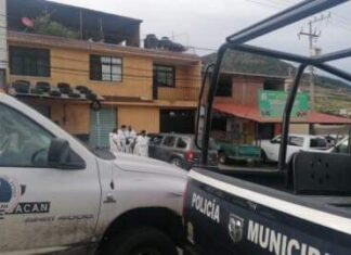 Dejan cabeza humana en la puerta de una casa