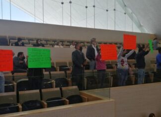 Familiares de trabajadores muertos, del SAPAL, se manifiestan durante sesión del Congreso de Guanajuato