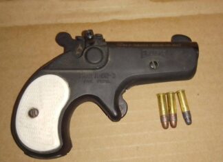 Tres hombres armados son detenidos por oficiales de Policía