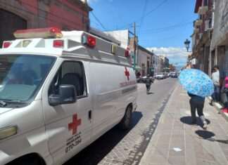 Motociclista se impacta con una camioneta en la zona Centro de Salvatierra