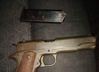 Detiene la Policía a dos hombres armados