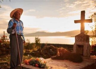 En #Michoacán el #DíadeMuertos no es un día cualquiera, es un día en donde la vida y la muerte caminan juntas de la mano.