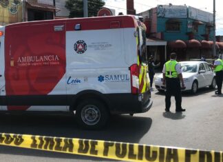 Ejecutan a dos hombre en un vehículo en movimiento en León.