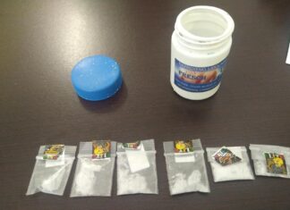 ELEMENTOS DE SEGURIDAD PÚBLICA DECOMISAN DROGA EN EL CENTRO DE LA CIUDAD.