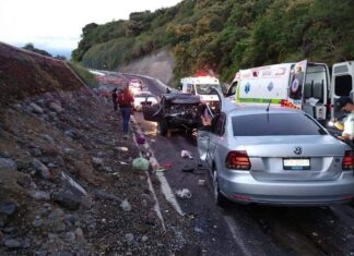 Cuatro muertos y 7 lesionados fue el saldo de un trágico accidente en la Autopista Siglo XXI.