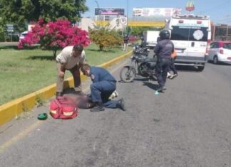 Motociclista atropella a mujer en calzada La Huerta en Morelia Mich.