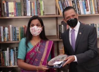 Inauguran el “Rincón del Conocimiento de la India” en biblioteca de la UG.