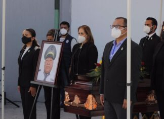 Autoridades municipales rinden homenaje póstumo a agentes fallecidos en cumplimiento de su deber en Celaya.