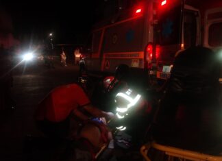 Elementos del Grupo Lobo de Policía Municipal salvan vida de motociclista accidentado.