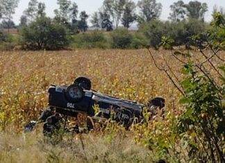 Seis elementos de Seguridad Pública de León, resultaron lesionados después de volcar la unidad en que viajaban.