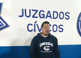 Detienen a menor con motocicleta robada; otro individuo fue remitido por agresiones contra policías.