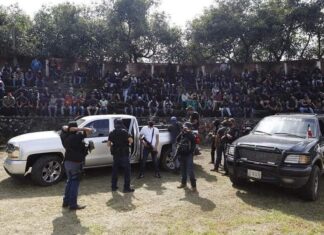 Centenares de civiles armados autodenominados “Pueblos Unidos” arribaron esta semana al municipio de Ziracuaretiro.