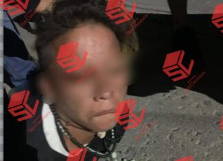 Vecinos de la colonia la Moreña , detuvieron y amarraron a un poste a una presunta delincuente