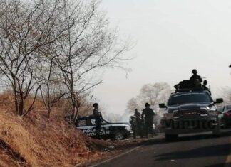 Civiles armados atacan a balazos un autobús en la libre a Lombardía, una mujer murio en el ataque.