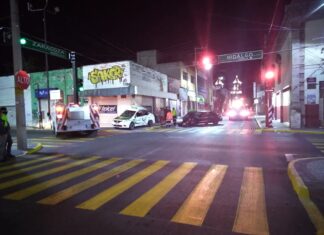 IMPACTA JOVEN CONDUCTOR A TAXI, FALLECEN DOS PERSONAS