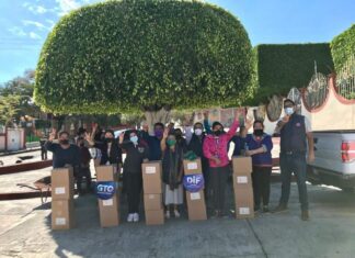 Entrega de despensas en la comunidad de Ojo de Agua de la Yerbabuena, en Santiago Maravatio