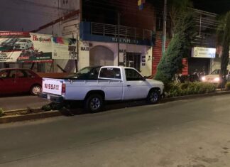 Automovilista ebrio se impacta contra árbol del camellón central de la Avenida Puebla, en Moroleon.