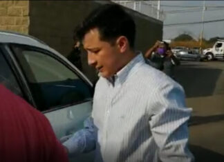 Jorge Romero, diputado federal panista, esquiva a reporteros al salir de prisión en CERESO de Irapuato.