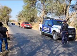 Dos jóvenes perdieron la vida después de caer y derrapar en la motocicleta que conducían.