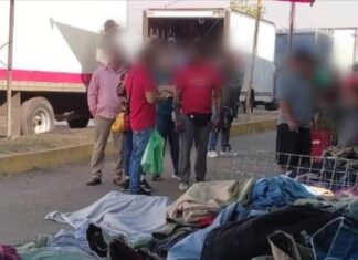 En pleno tianguis un hombre fue asesinado y una mujer resultó herida por arma de fuego