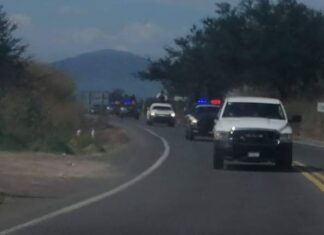 Comando armado ataca a tiros a policías en Pátzcuaro.