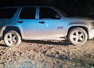 FSPE aseguran en Comonfort, una camioneta con reporte de robo y en su interior una granada de mano, cartuchos útiles y estrellas poncha llantas.