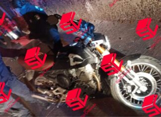 Motociclista fue arrollado por un auto, resultó gravemente lesionado.