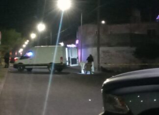 Abandonan restos humanos en bolsas de plástico con un mensaje escrito en una cartulina, en Villas del Bajío en Celaya.