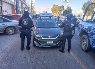 ELEMENTOS DE LA POLICÍA MUNICIPAL RECUPERARON TRES VEHÍCULOS CON REPORTE DE ROBO Y DETUVO A UN HOMBRE CON REPLICA DE ARMA DE FUEGO.