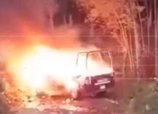 Comuneros incendian dos patrullas y golpean a 7 policías en Zitácuaro Mich.